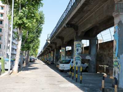 Costeggiamo il muro perimetrale del Redentore su via Martiri d�Otranto e arriviamo su corso Italia, l� dove si innalzano i piloni dei binari sopraelevati delle ferrovie del nord barese